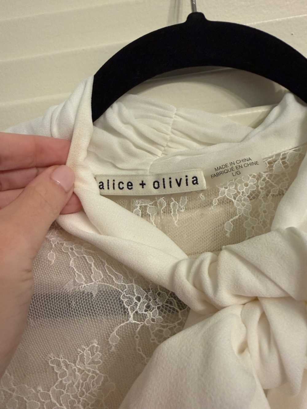 Alice + Olivia Talulah Ruffled Sleeve Bow Tie Neck White Lace Blouse Size Large - Picture 6 of 8